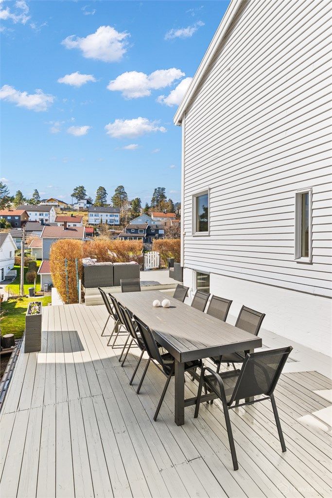 Her er det rikelig med plass for både spisebord og loungegruppe.