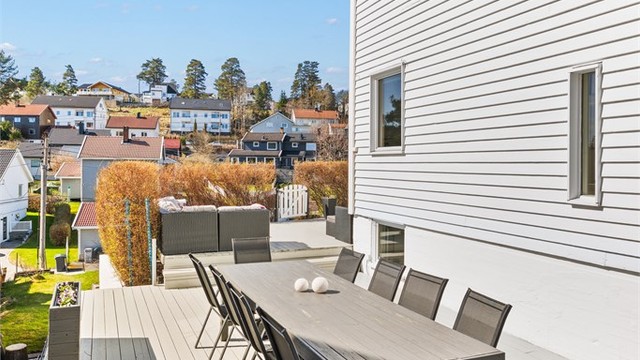 Her er det rikelig med plass for både spisebord og loungegruppe.