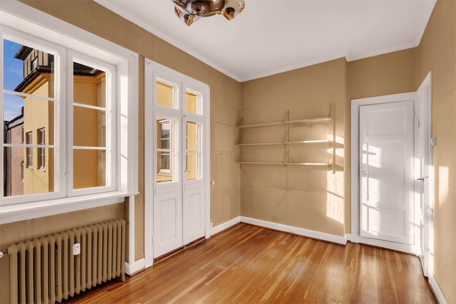 Soverom tre vender ut mot bakgård og har utgang til leilighetens andre balkong.