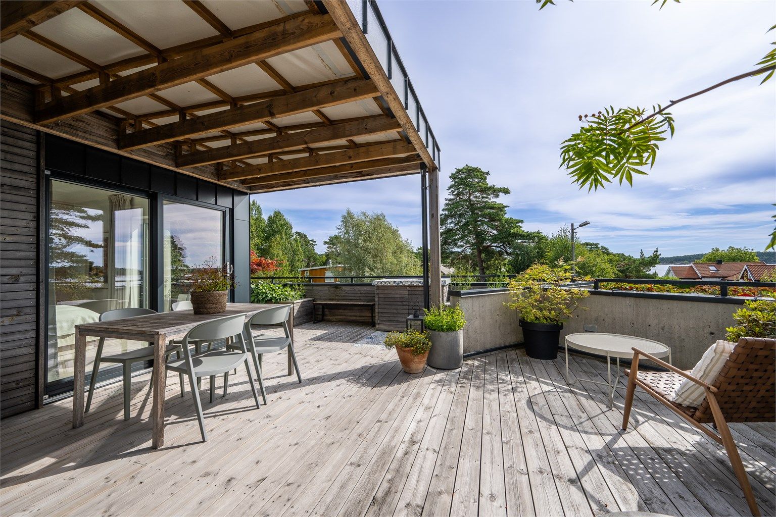 Terrassen er på hele 46 kvm og er delvis overbygget med pergola og den har et eget utekjøkken. 