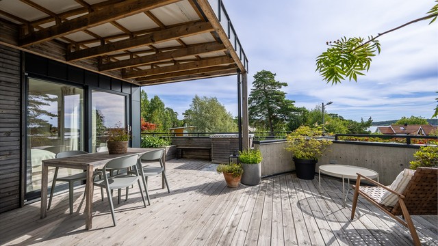 Terrassen er på hele 46 kvm og er delvis overbygget med pergola og den har et eget utekjøkken.
