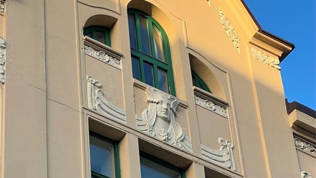 Karakteristisk jugendfasade med utsmykkede detaljer.