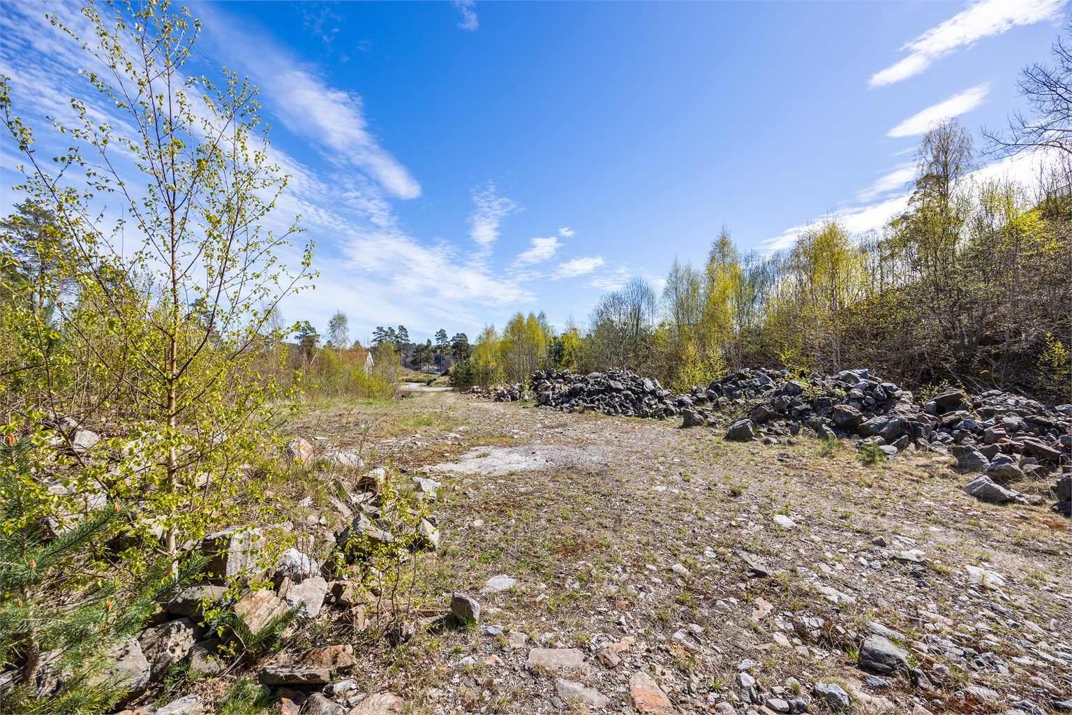 Flott tomt regulert til fire boenheter ca. 9 min fra Tvedestrand sentrum!