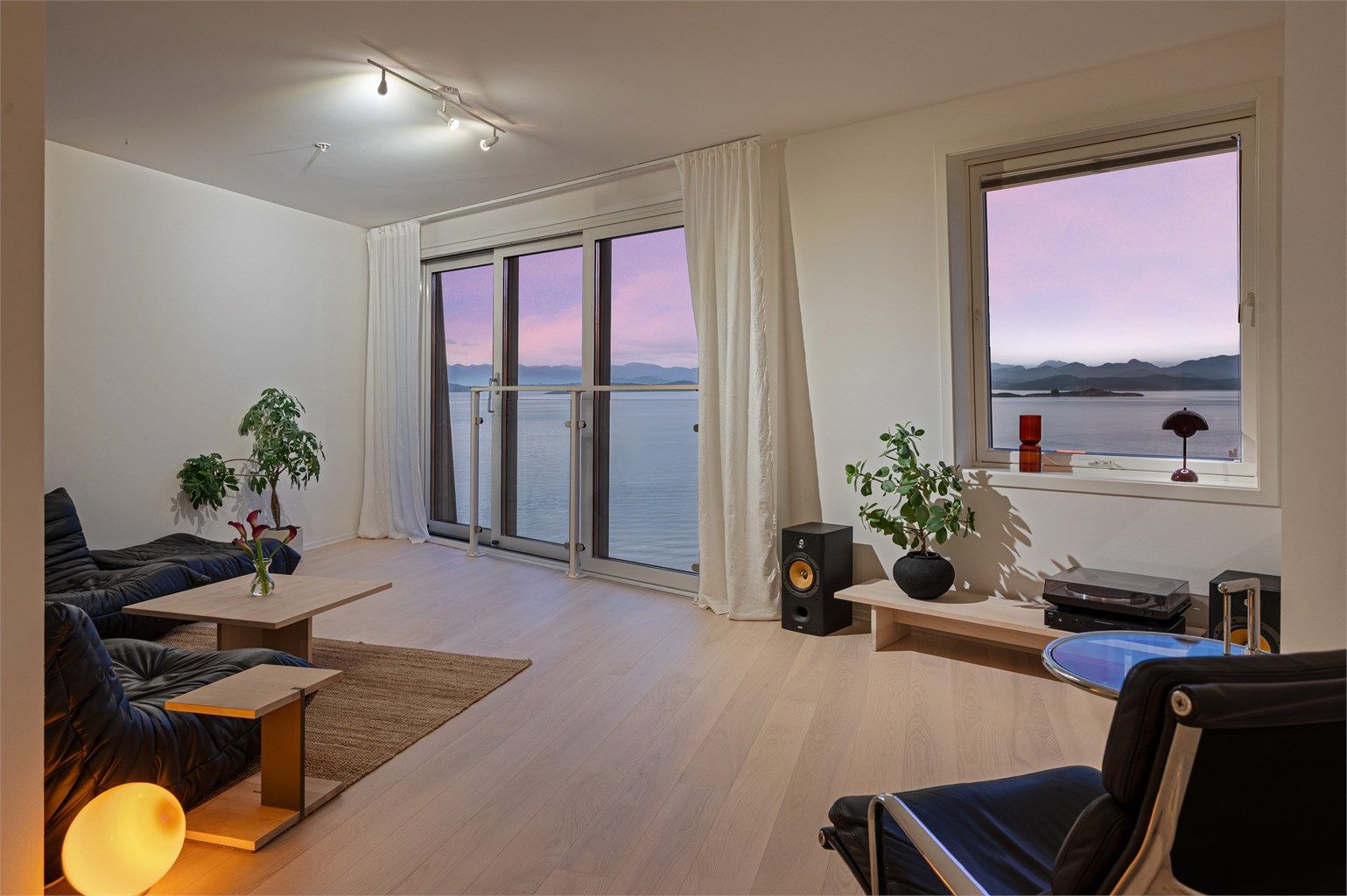 Stue med flott sjøutsikt døgnet rundt. 