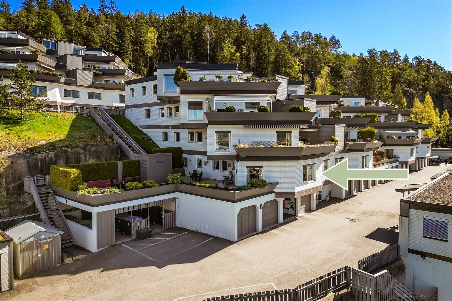Leiligheten ligger i bygningens 2. etasje, som er første boligetasje, med enkel adkomst via felles trappeoppgang.