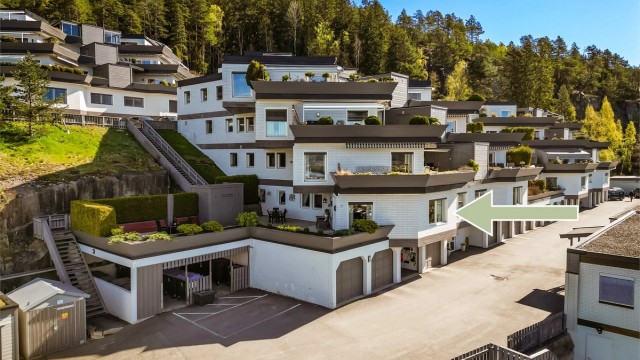 Leiligheten ligger i bygningens 2. etasje, som er første boligetasje, med enkel adkomst via felles trappeoppgang.