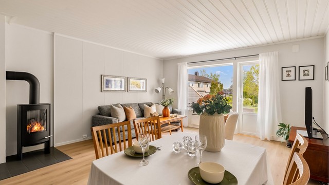 Velkommen til bords. Stuen har rikelig med plass til både sofagruppe og spisebord.
