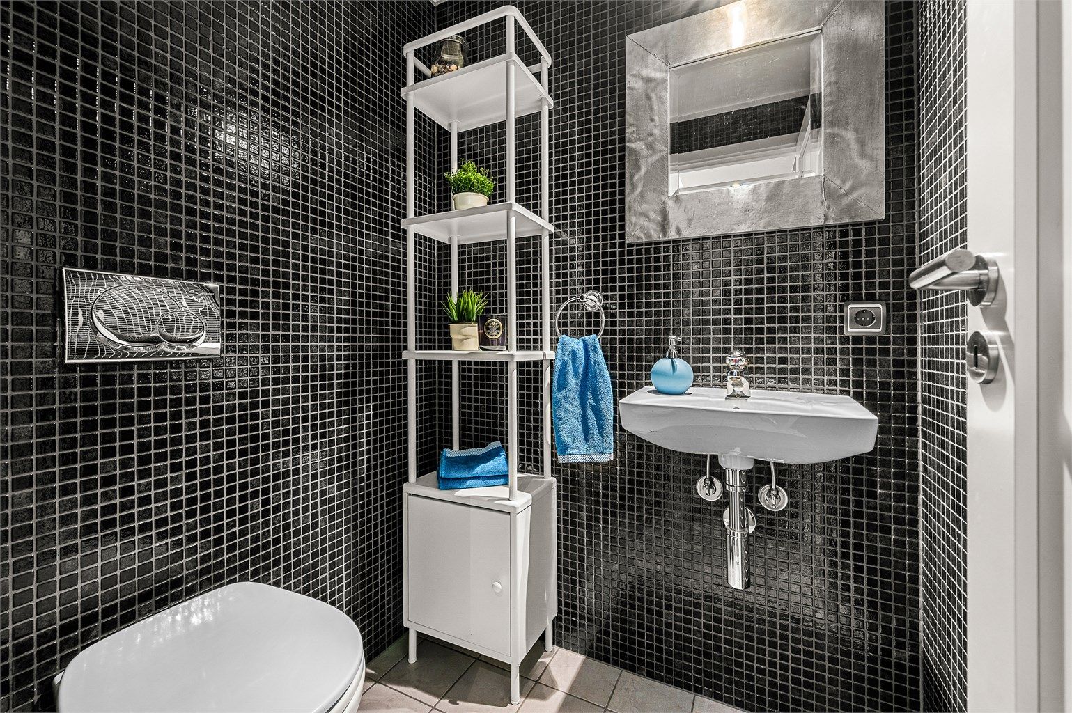 Separat toalettrom i 2. etasje er både praktisk og pent utformet – en komfortabel løsning i en innholdsrik bolig.