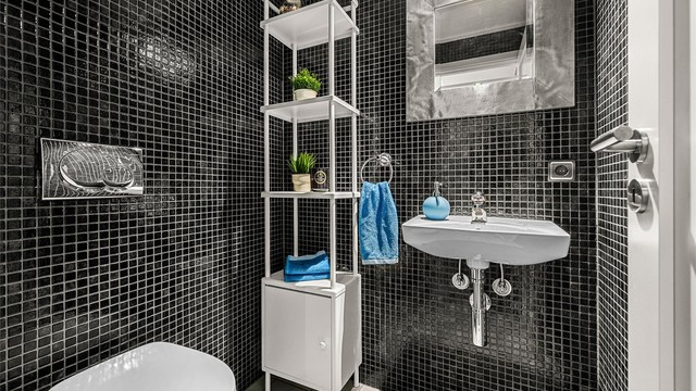 Separat toalettrom i 2. etasje er både praktisk og pent utformet – en komfortabel løsning i en innholdsrik bolig.