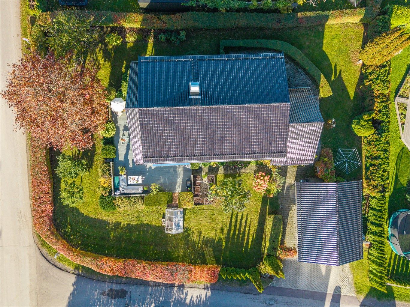 . Uteområdene fremstår som private, innholdsrike og svært innbydende, med vakre grøntomgivelser som kan nytes gjennom hele året.