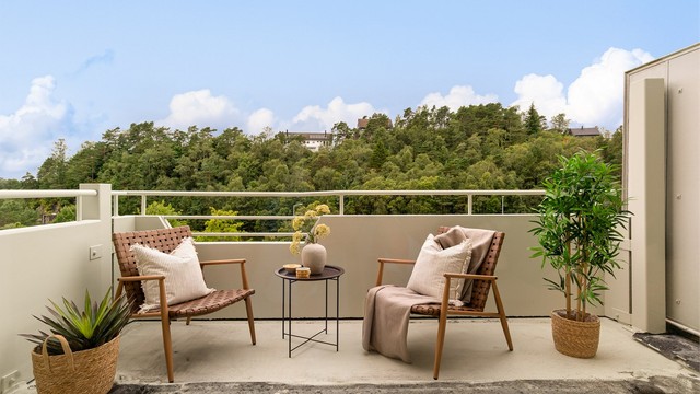 - Det er bestilt materiale fra borettslaget til nye terrassebord på balkongen. Det vil bli lagt nytt gulv før overtakelse -