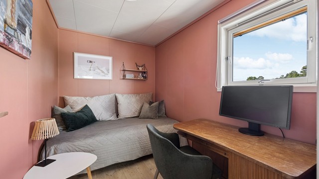 Et fleksibelt og trivelig rom som kan benyttes som soverom, gjesterom eller kontor. Rommets utforming gir god plass til både seng og skrivepult ved vinduet, perfekt for hjemmekontor eller skolearbeid.
