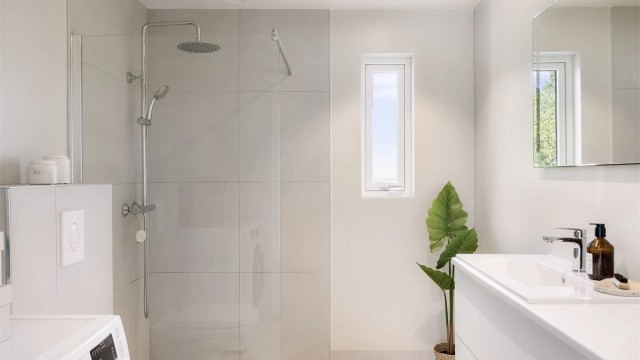 Badet ble oppusset i 2022 med fliser på gulv og i dusjsonen.
