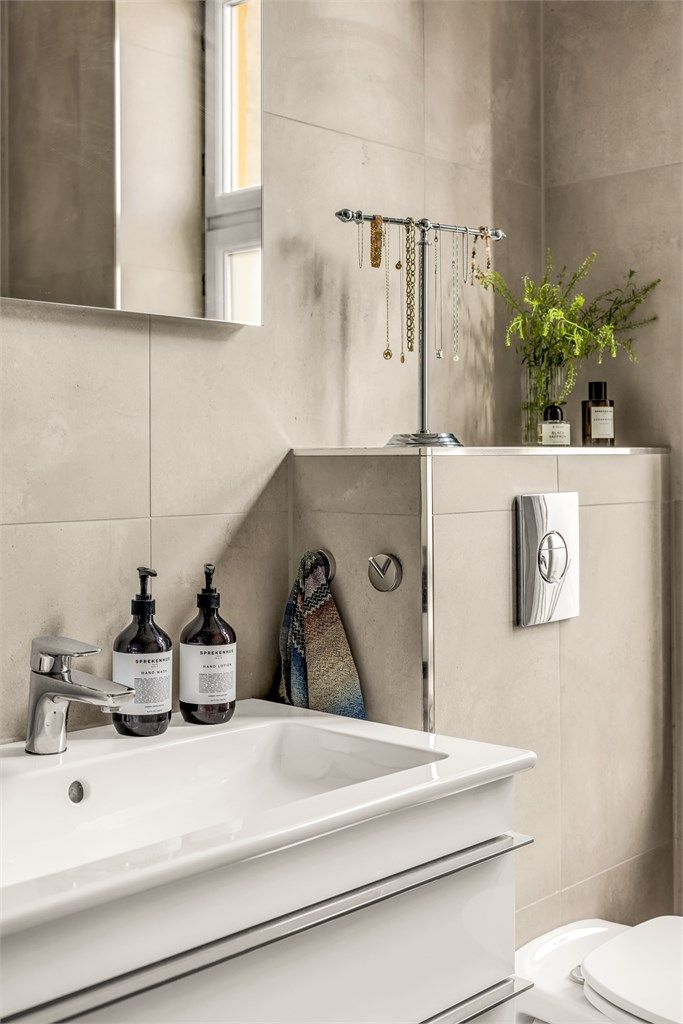 Badet er innredet med servantskap med ettgreps blandebatteri og vegghengt toalett med innebygget sisterne.