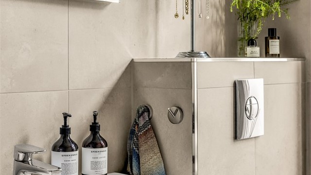 Badet er innredet med servantskap med ettgreps blandebatteri og vegghengt toalett med innebygget sisterne.