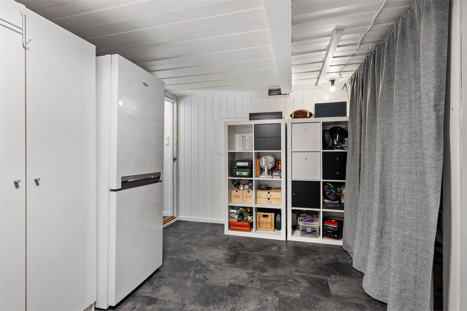 Vaskerommet ble delvis oppusset i 2017 med ny varmtvannsbereder, servant, vegghengt toalett og installering av sluk. Gulvflate belagt med linoleum. Vegghengt servantinnredning. Speilskap. Vegghengt toalett. Opplegg for vaskemaskin.