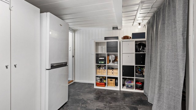 Vaskerommet ble delvis oppusset i 2017 med ny varmtvannsbereder, servant, vegghengt toalett og installering av sluk. Gulvflate belagt med linoleum. Vegghengt servantinnredning. Speilskap. Vegghengt toalett. Opplegg for vaskemaskin.