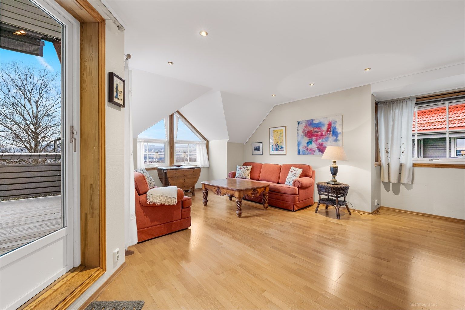 Leiligheten er gjennomgående og har direkte adkomst fra bakkeplan