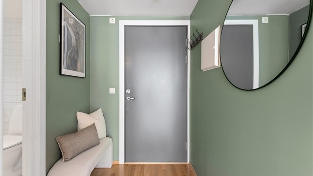 Entré med brann- og lydklassifisert inngangsdør. Heis opp til etasjen.