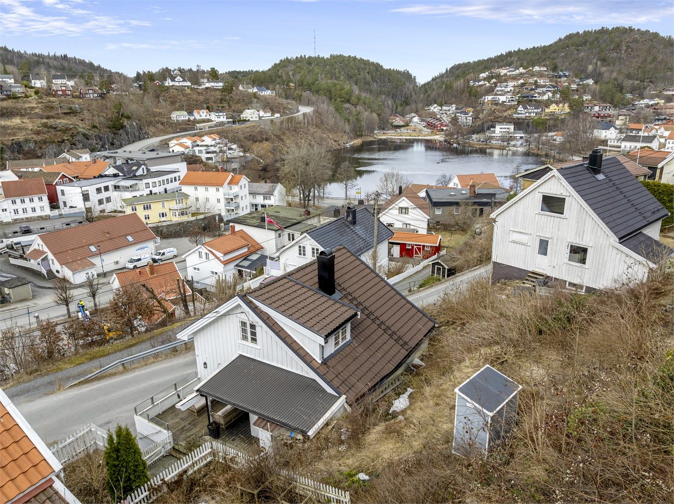 Sørlandshus like ved sentrum med hage bak!