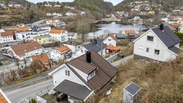 Sørlandshus like ved sentrum med hage bak!