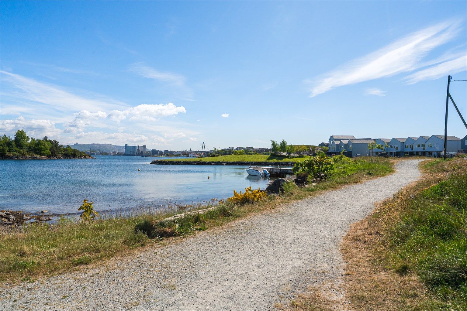 Det er fine tur-og bademuligheter i gangavstand fra boligen. 