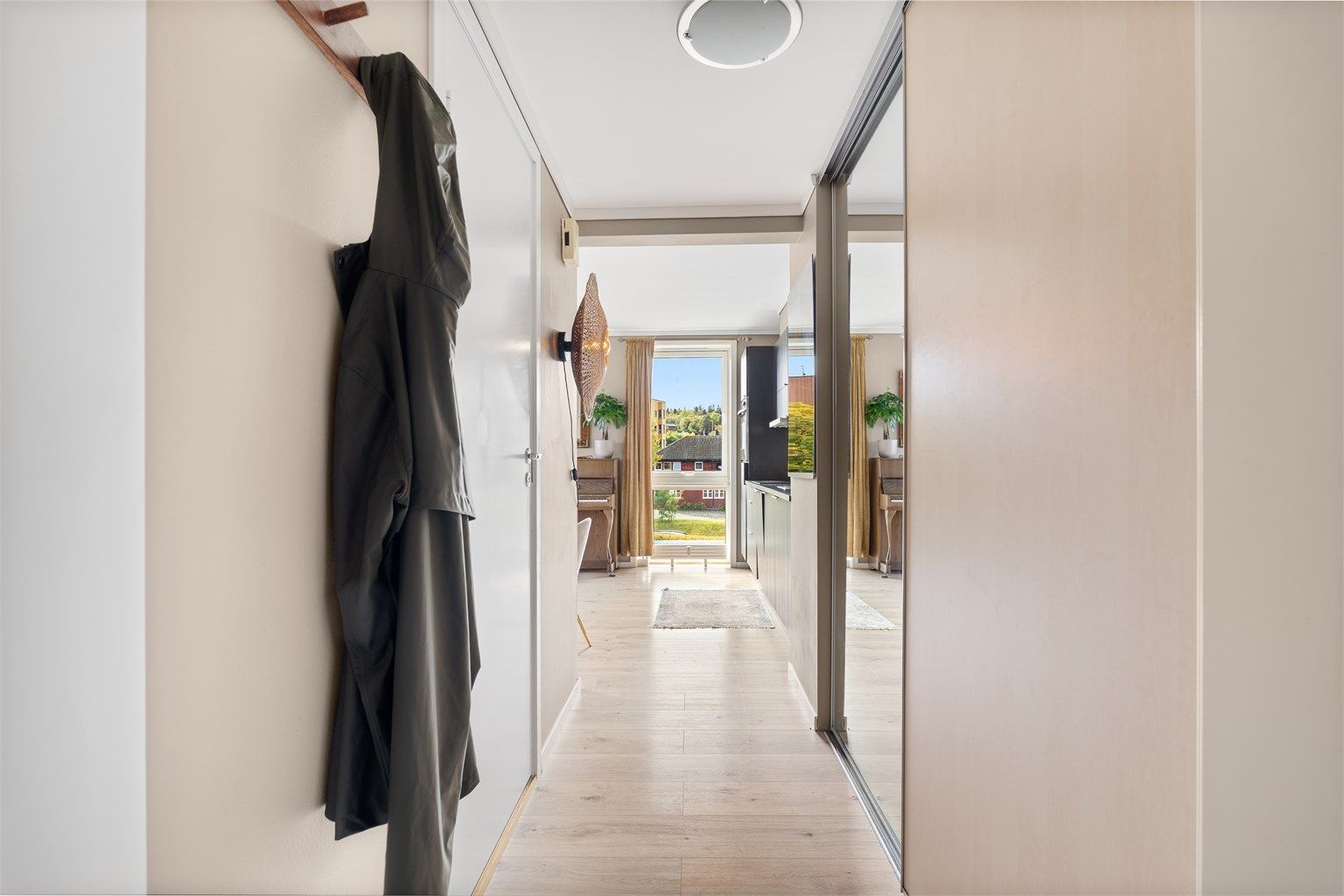 Entré med skyvedørsgarderobe med speilfront og direkte adkomst til oppholdsrommet. I tillegg disponerer leiligheten to boder på til sammen 6 kvm med ytterligere lagringsmuligheter. 