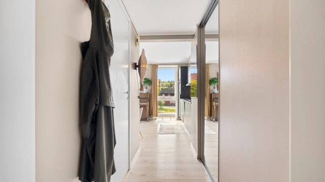 Entré med skyvedørsgarderobe med speilfront og direkte adkomst til oppholdsrommet. I tillegg disponerer leiligheten to boder på til sammen 6 kvm med ytterligere lagringsmuligheter.