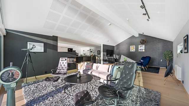 God plass til å innrede med ulike soner i den romslige stuen.