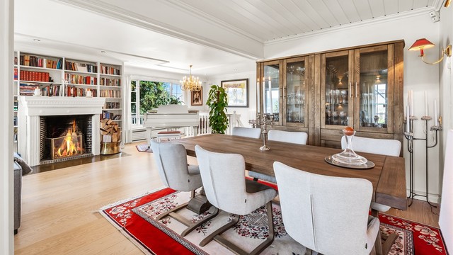 Spisestuen ligger i åpen løsning mot stuen, med god plass til langbord.