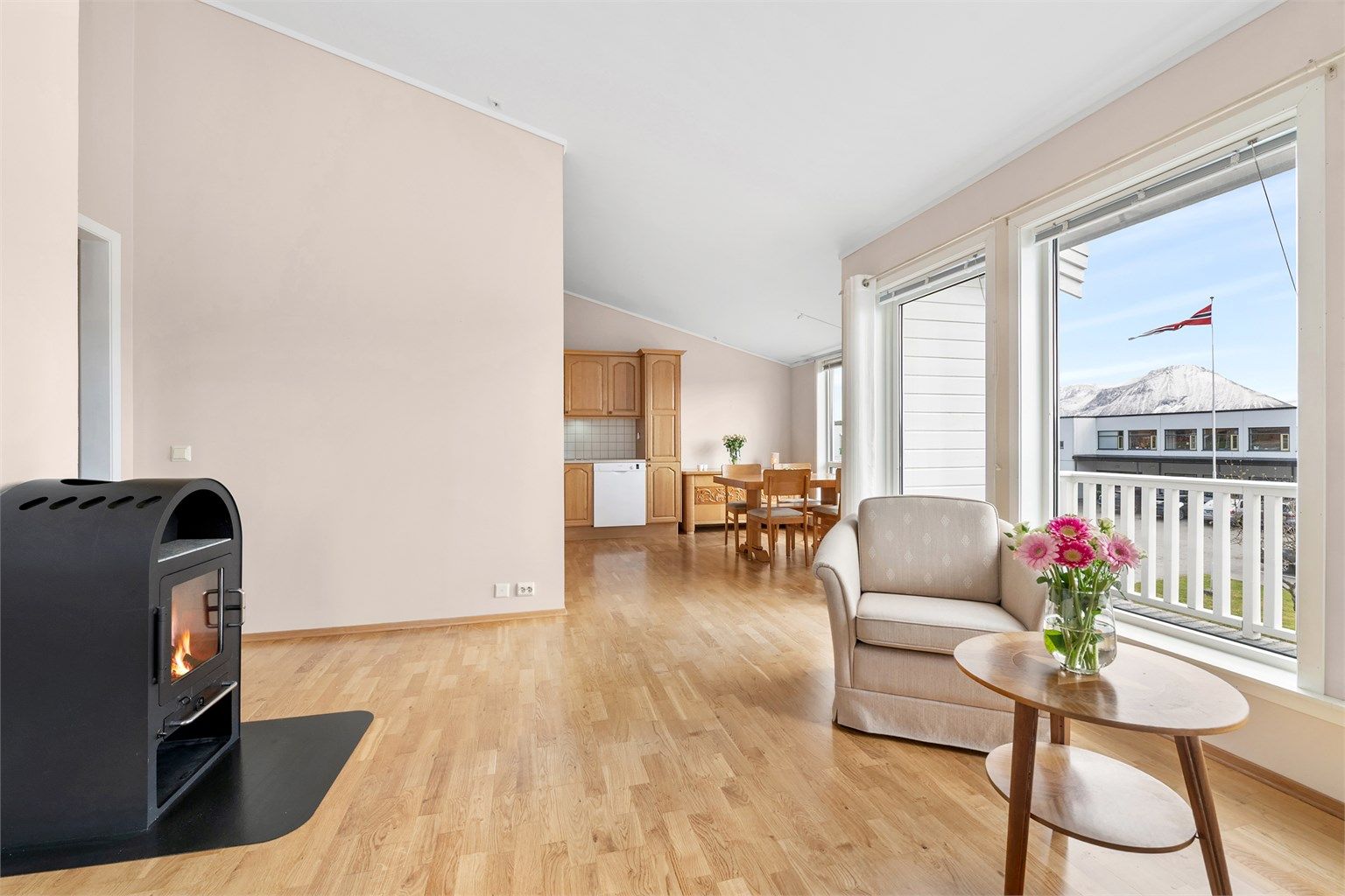 Peisovnen med glassdør gir ekstra varme og hygge på kalde dager.