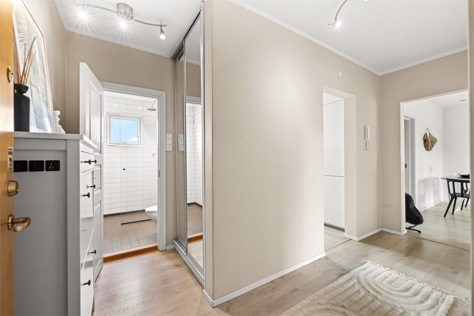 Entré med skyvedørsgarderobe for effektiv oppbevaring av yttertøy.