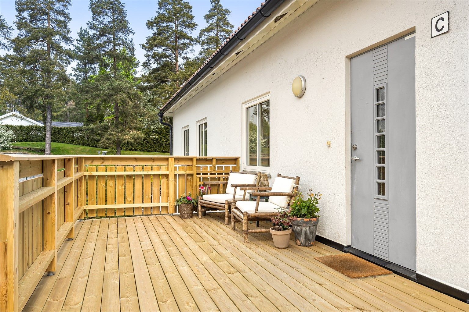 Hyggelig terrasse fra 2026 på 9 kvm i tilknytning til inngangspartiet, terrassedelen er tinglyst som tilleggsdel til seksjonen.