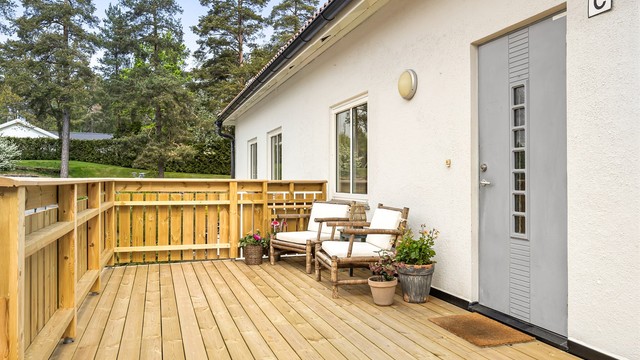 Hyggelig terrasse fra 2026 på 9 kvm i tilknytning til inngangspartiet, terrassedelen er tinglyst som tilleggsdel til seksjonen.