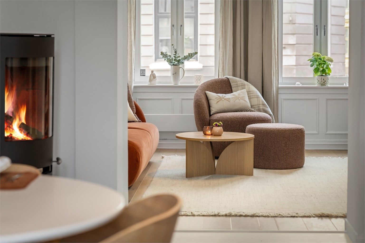 Dette er en gjennomført 3-roms selveierleilighet med god standard, peisovn og god takhøyde