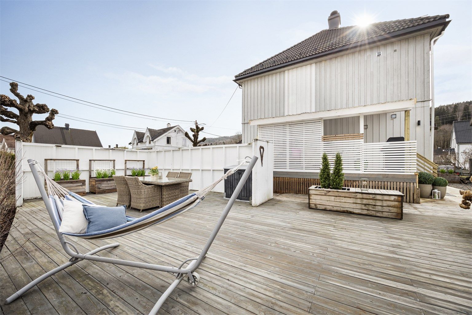 Parkering på egen gruset gårdsplass (to egne kurser for elbillading).