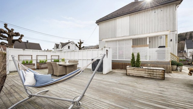 Parkering på egen gruset gårdsplass (to egne kurser for elbillading).