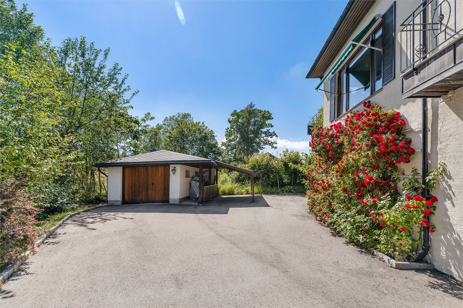 Boligen har en frittstående garasje, samt en dobbel garasje tilknyttet huset. Her bor man sentralt og tilgjengelig til med noen få minutters kjøring til Asker sentrum, samtidig er det noen få minutters gange til skogssti opp i marka.