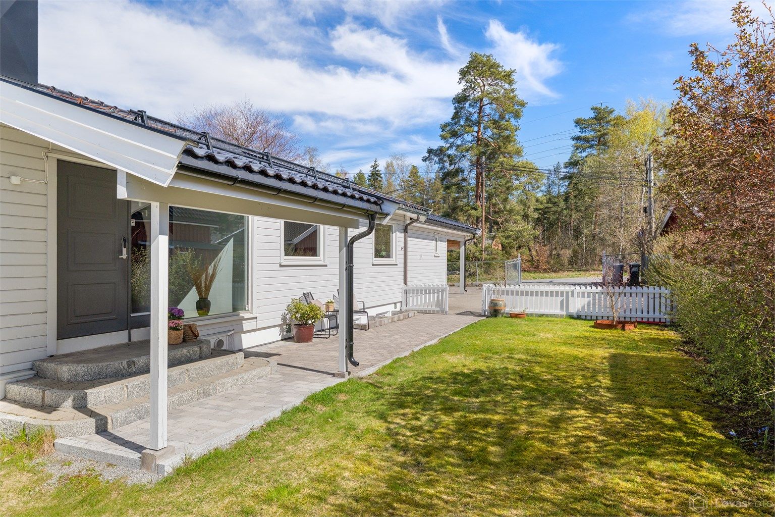 Gårdsplassen er brosteinsbelagt, noe som gir et ryddig og velstelt førsteinntrykk, i tillegg til gode parkeringsforhold.