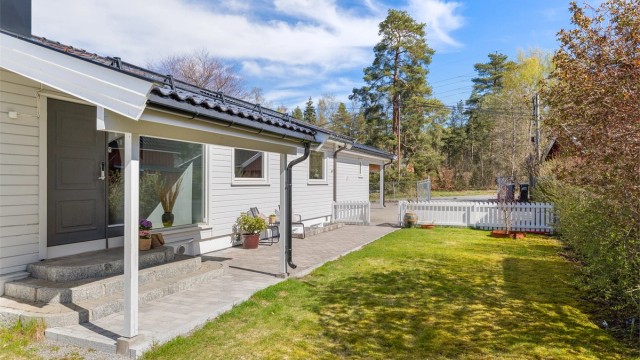 Gårdsplassen er brosteinsbelagt, noe som gir et ryddig og velstelt førsteinntrykk, i tillegg til gode parkeringsforhold.