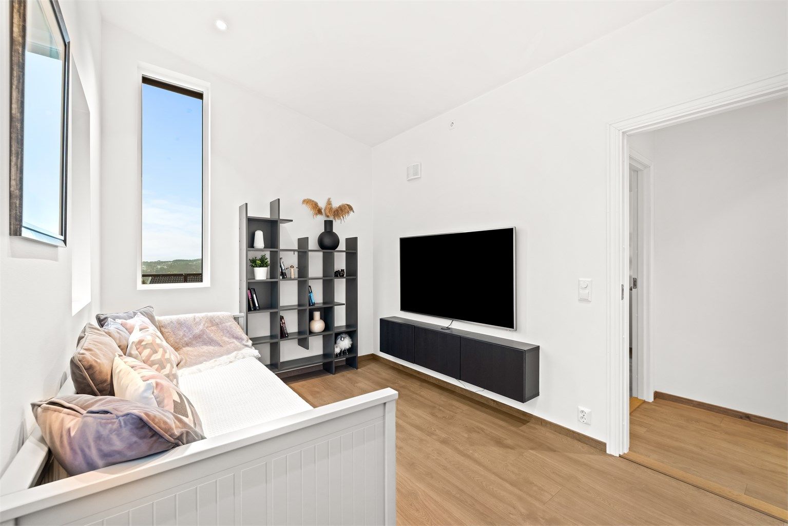 Dette rommet kan også fungere som en TV-stue eller en egen sone for tenåringen.