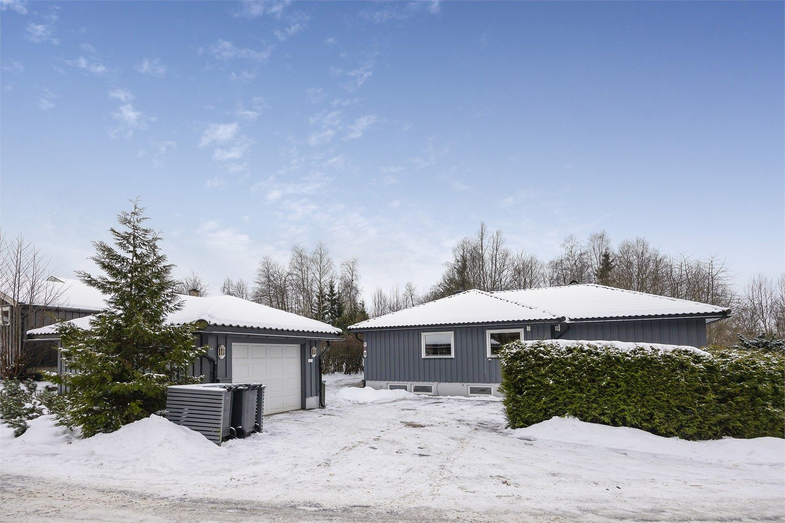 Eiendommen ligger svært attraktivt til i et populært boligområde på Øvre Nordby, ved grensen til Ski 