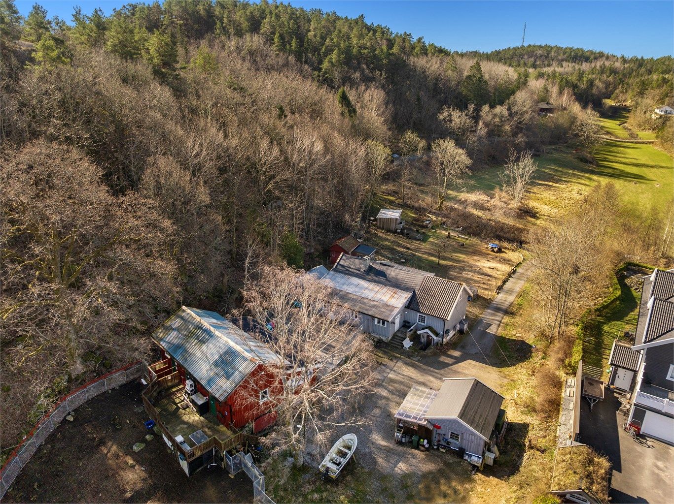 Utsikt over jorde og eiendommen.