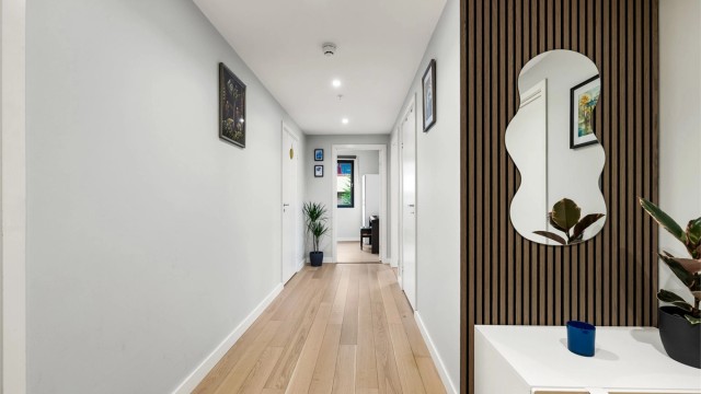 Entré/gang med akustikkpanel fra 2025