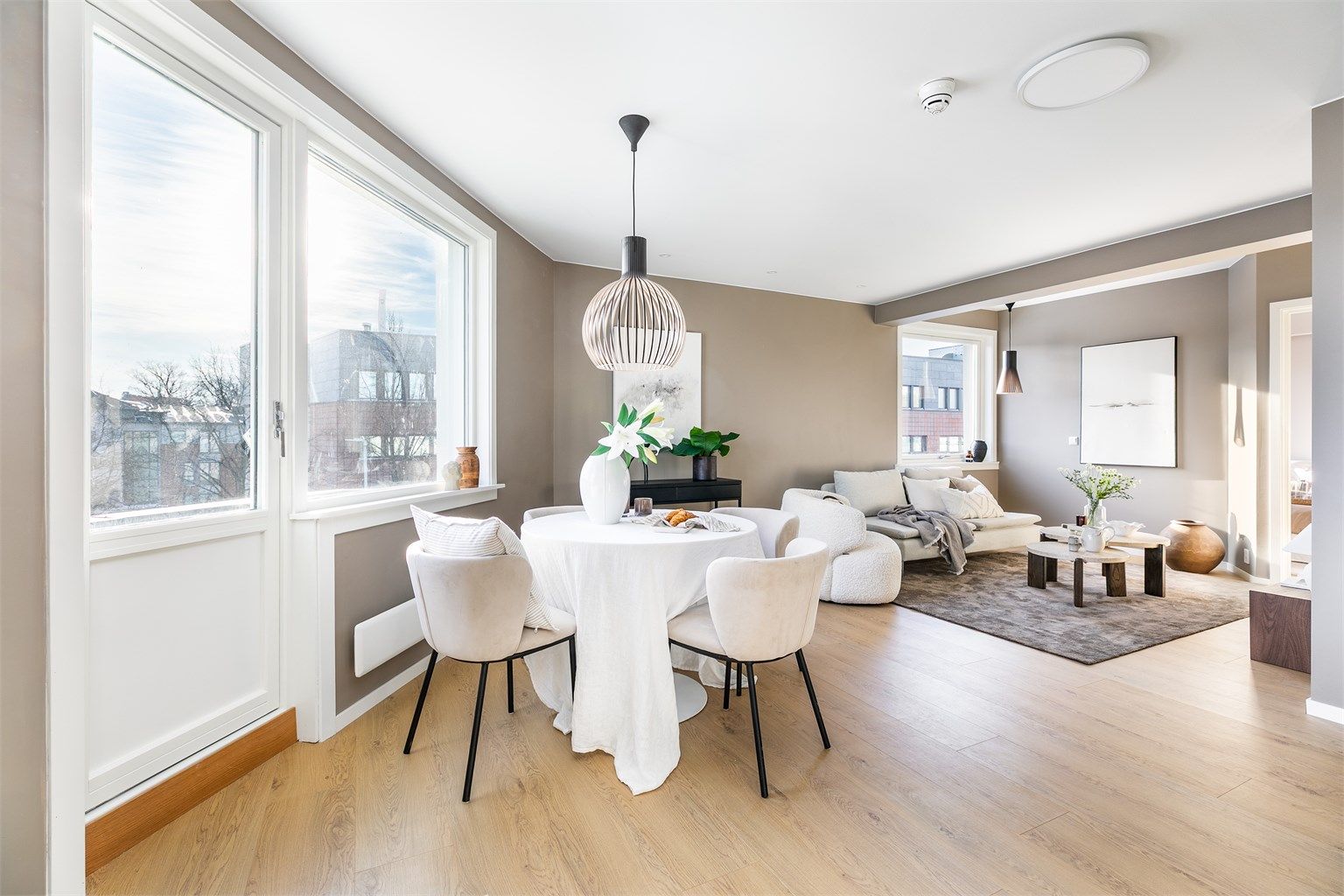 Den luftige høyden av fjerde etasje gir meget gode lysforhold. Stuen inngår i byggets hjørne og fylles av både sol og dagslys fra to vinkler.
Fotograf; Børge Oppegård. 