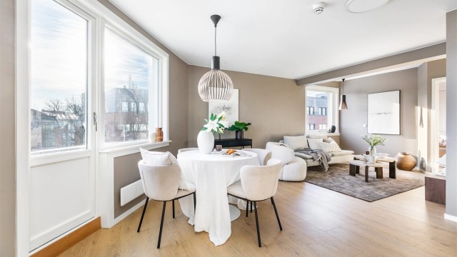 Den luftige høyden av fjerde etasje gir meget gode lysforhold. Stuen inngår i byggets hjørne og fylles av både sol og dagslys fra to vinkler.
Fotograf; Børge Oppegård.