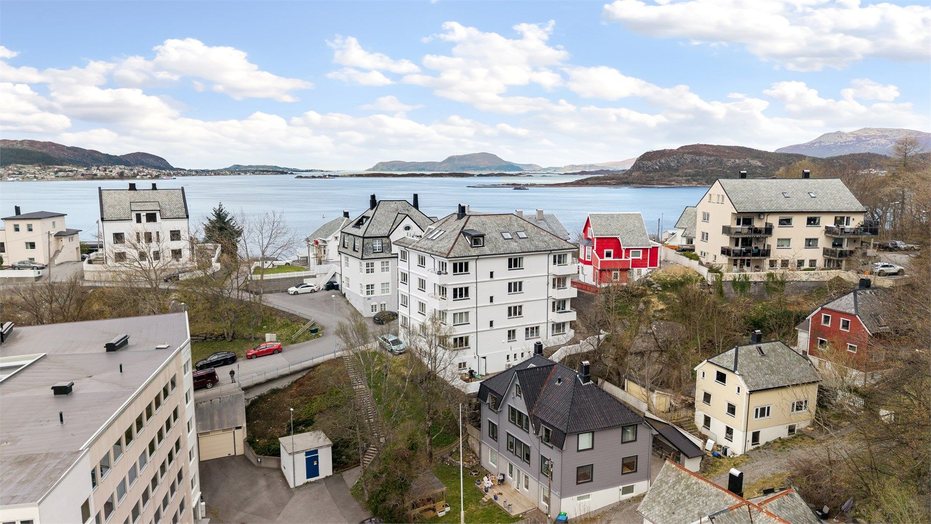 Kollektivknutepunktet på Skateflukaia ligger kun 350 meter unna, med buss og hurtigbåtforbindelser.