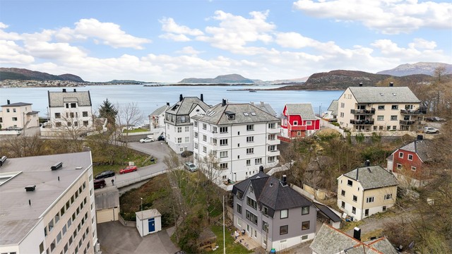 Kollektivknutepunktet på Skateflukaia ligger kun 350 meter unna, med buss og hurtigbåtforbindelser.
