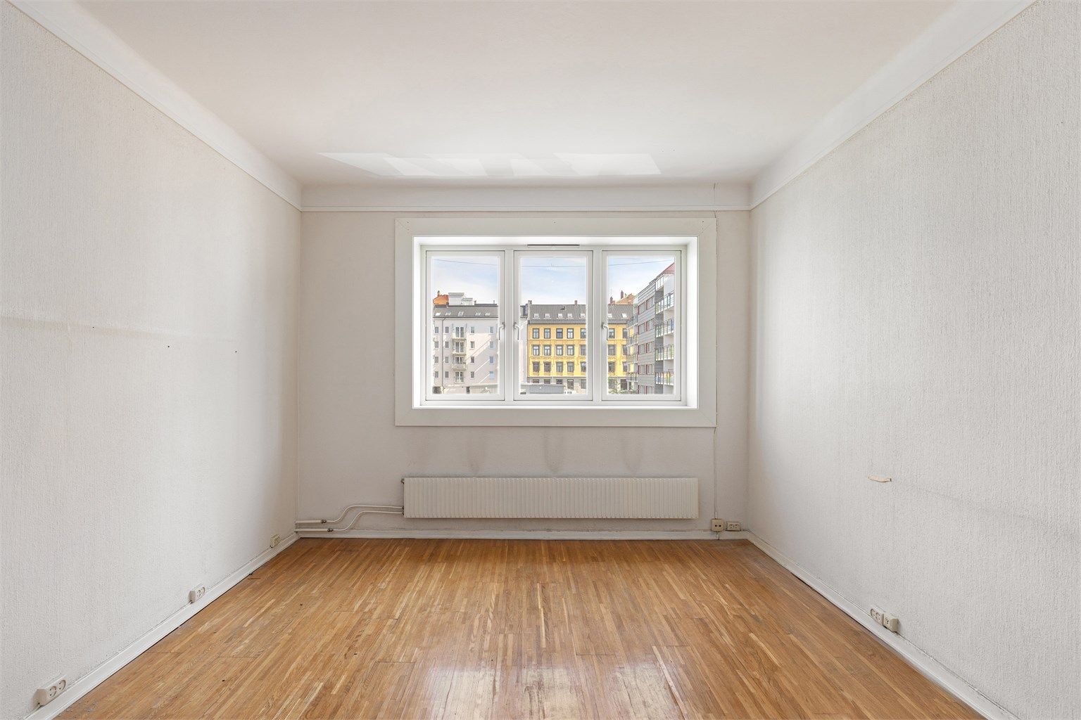 Romslig stue med store vindusflater som slipper inn mye naturlig lys. Stuen har god plass til både en sofa med mediemøblement og et spisebord
