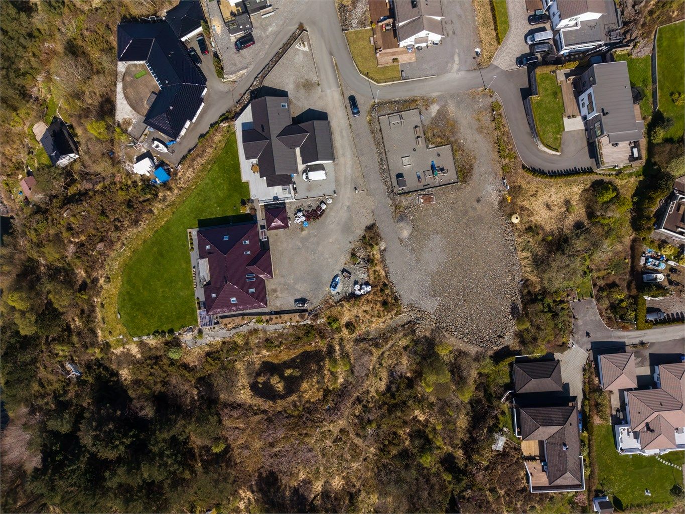 Tomten er opparbeidet og planert, klar for grunnarbeider og videre utvikling.